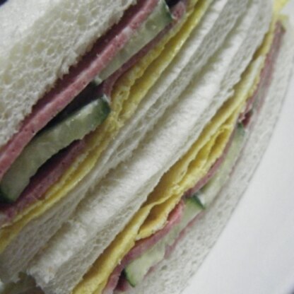 ３色が綺麗なサンドイッチですね♪ランチに美味しくいただきましたヽ(*´∀｀)ノご馳走様です♪